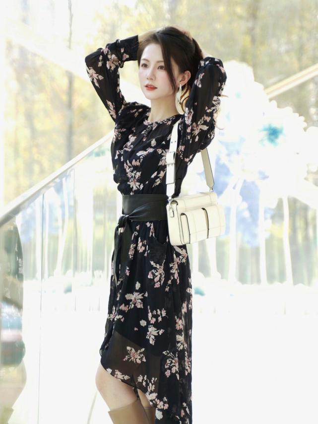 连衣裙|优雅女人早秋都穿“连衣裙”,为你分享时髦的搭配经验,温婉知性