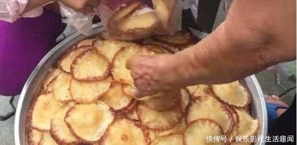 不到|6旬奶奶街头卖“另类小吃”,30元一斤,很多人来晚了还吃不到呢