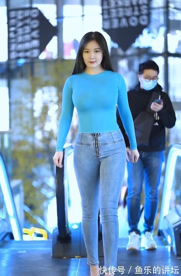 裙摆|美女脚上穿上一双尖头的高跟鞋,在穿搭风衣时气场显得更加的十足