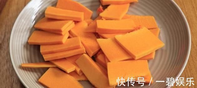 南瓜丸子|南瓜丸子这样做太好吃，无水无油，补钙强骨，出锅孩子抢着吃！