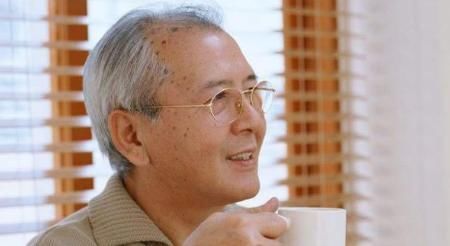 人开始衰老，身体会留下痕迹，教你3种对付办法，依然保持年轻态