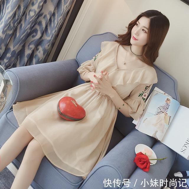 雪纺连衣裙|连衣裙的巧妙搭配,留住青春性感魅力