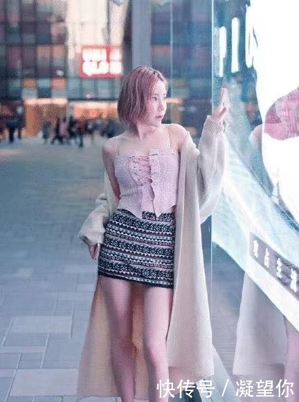 街拍:韵味十足的小姐姐,一身搭配简约而不失优雅,气质超然