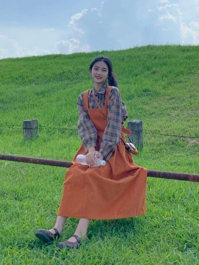 上衣|早秋穿这些就够了!牛仔背带裙+红色条纹上衣,实用又百搭