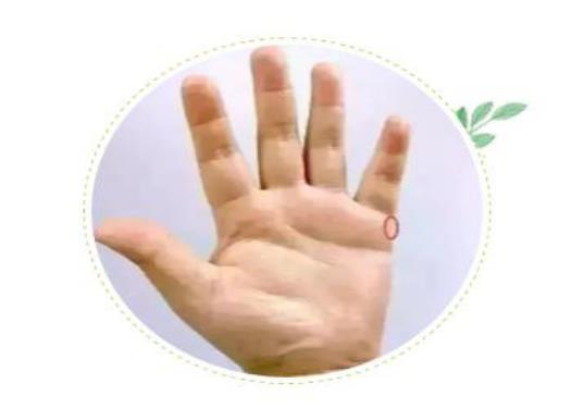 手上|捏手指能预防疾病手上的小穴位,每天捏5分钟,预防三高最有效