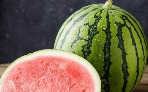 夏天又到了吃西瓜的季节，教你3个小窍门，挑选最甜爽的麒麟西瓜
