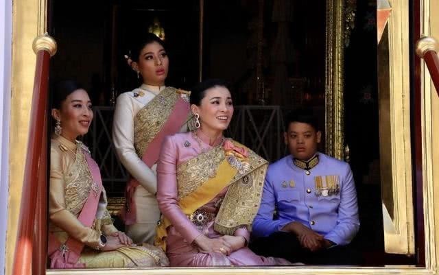 提帮功王子|泰王15岁王子在德国住别墅!20个佣人伺候,而老爸和20个妃子潇洒