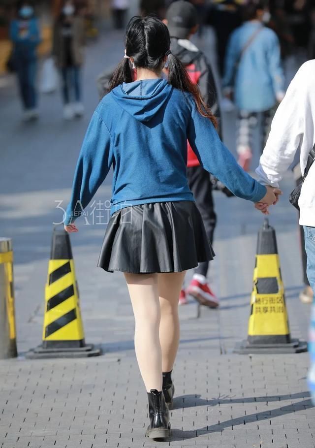 穿搭|街拍：皮肤白皙的小姐姐，一身气质短裙穿搭，秀出修长的美腿