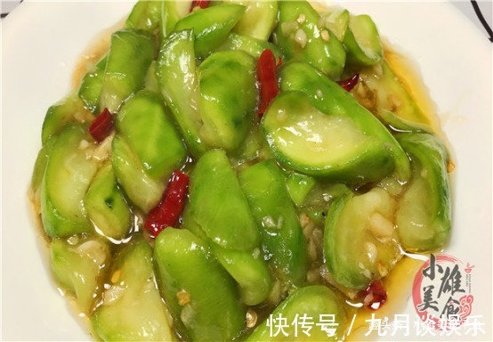 炒丝瓜时，马上下锅就错了，难怪丝瓜发黑没食欲，早懂早受益！