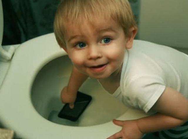 虎妈猫爸|20岁女孩电梯里“做这事”被曝光,父母没脸见人,网友:真不要脸