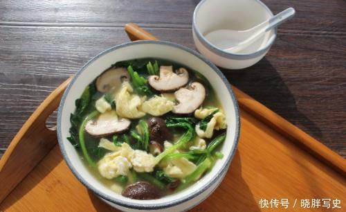 便宜|冬季要常喝汤,鸡蛋香菇菠菜是绝配,鲜美便宜润燥养胃上桌必喝光