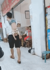 |搞笑GIF段子:不是说女追男隔层纸吗?这也太好追了吧,哈哈哈哈