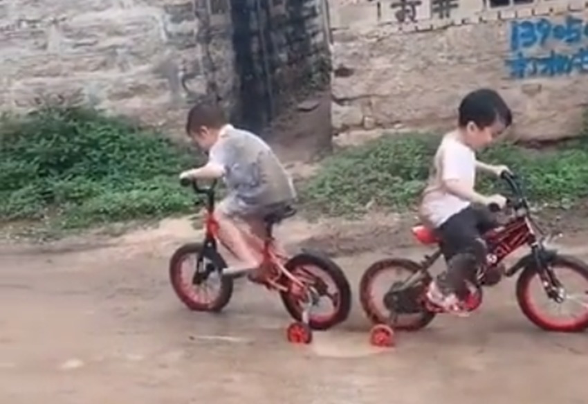 自行车|俩熊孩子骑自行车,后轮陷入泥坑后令人万万没想到高手在民间