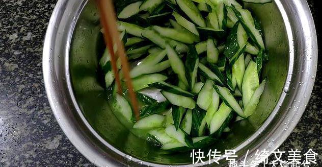 炝炒黄瓜|黄瓜的新做法，脆爽入味，做法简单，比拍黄瓜好吃多了！