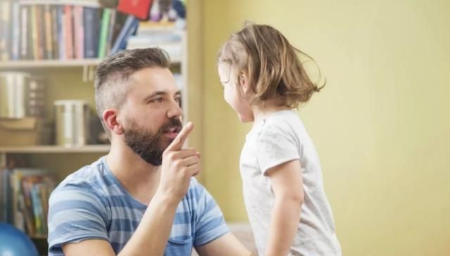 孩子|经常挨打和很少挨打的孩子,进入社会后差距很大,家长别不当回事