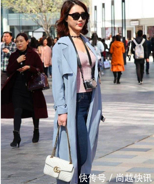 街拍黑色衣服小姐姐,冰肌雪肤,一双美腿光洁如玉