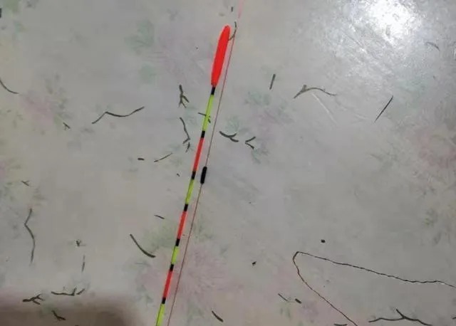 野钓鲫鱼:如何选择浮漂的吃铅量?3点让你不再受这个问题困扰