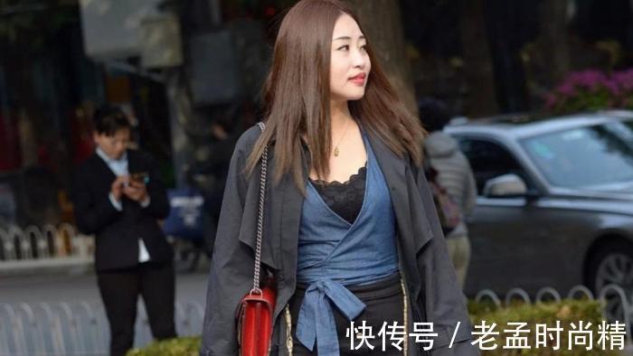 短裙 街拍:黑色短裙性感少妇,早上挎着小包去上班