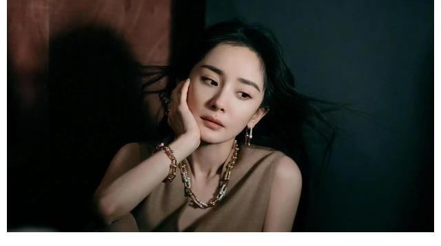 杨幂 别样飒气造型,极具张力与创新力,展现自由肆意的追求