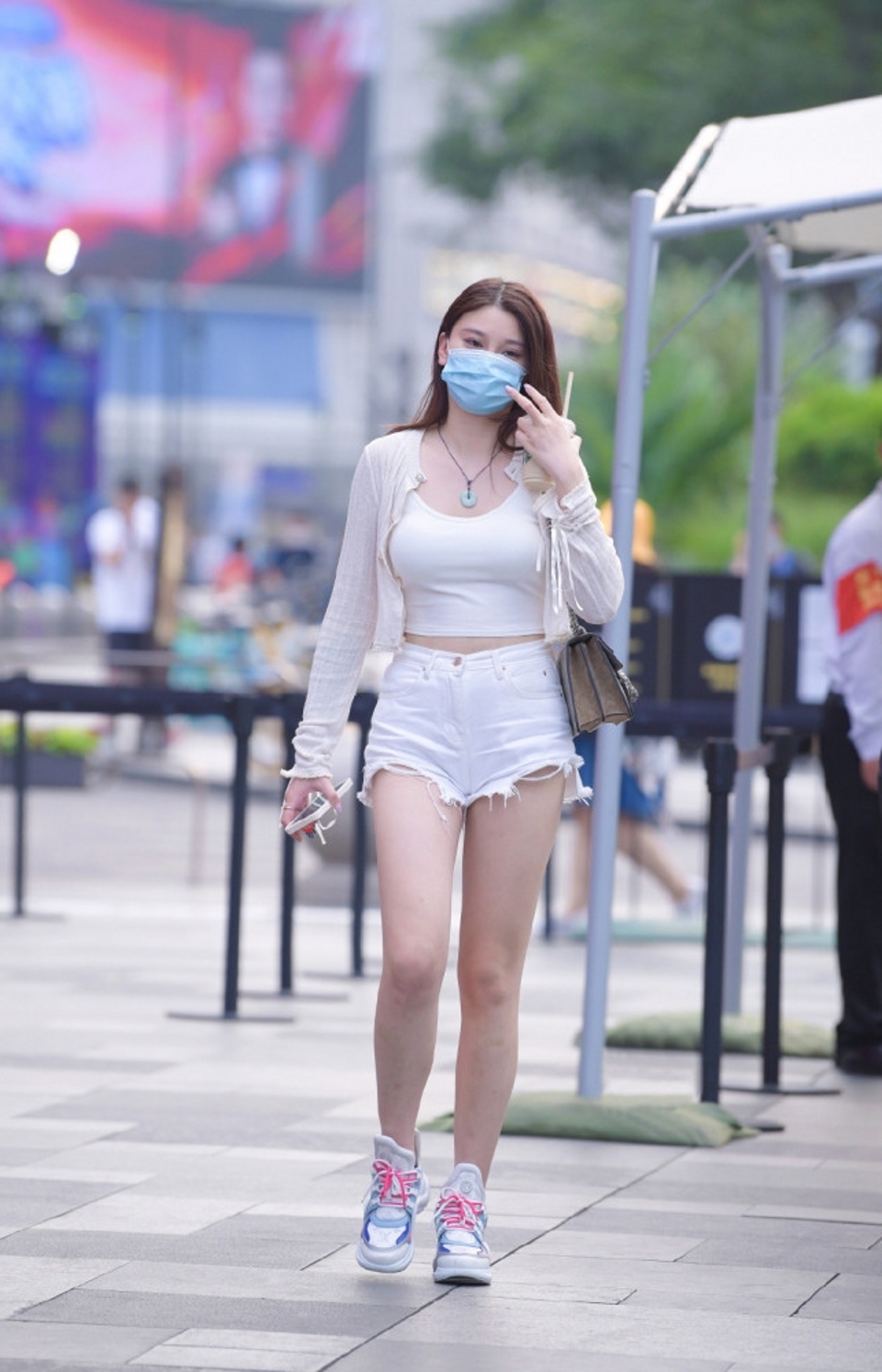 路人街拍,美女搭配衬衫以及半身裙,女人味十足