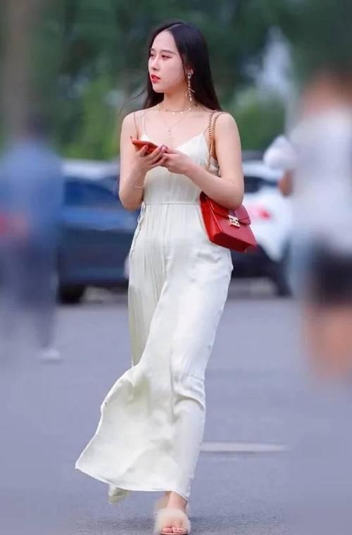 美女穿搭:清凉穿搭个性十足,舒适又时髦的装扮,还真少不了连衣裙
