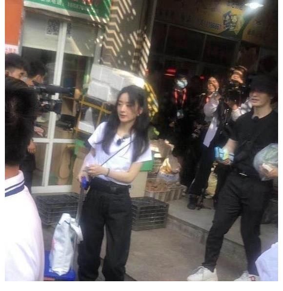 晓明哥|网曝《中餐厅》录制照，赵丽颖黄晓明菜场买菜，颖宝变得更漂亮了？