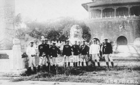 梯子|晚清真实老照片,百姓帮八国联军带路扶梯子,图5的少妇眼神迷离