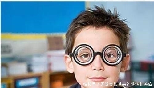 视力|从小近视的孩子,和没近视的孩子,长大后颜值差距不止一点点