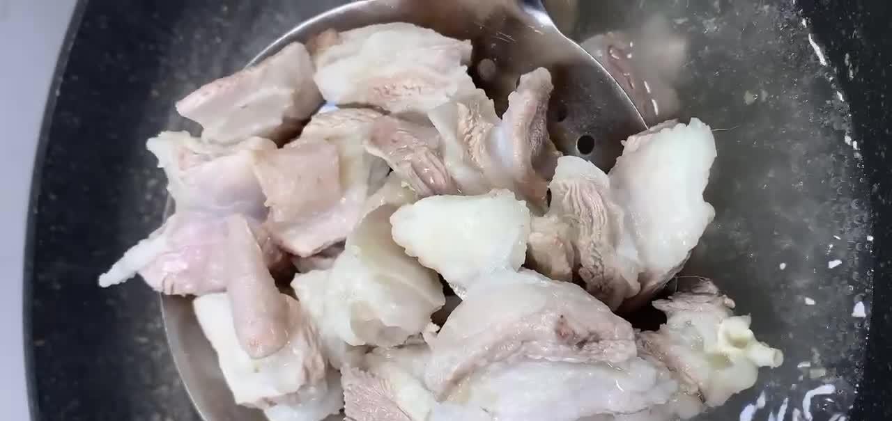 红焖羊肉的做法，肉质酥烂香膻味全无，真正融合南北人的口味