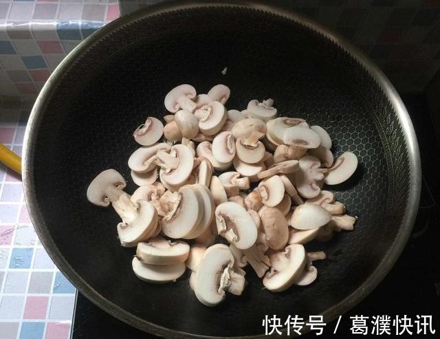 口蘑|买点口蘑回家炖牛肉，汤汁浓郁，口蘑Q弹，是一道不错的下饭菜