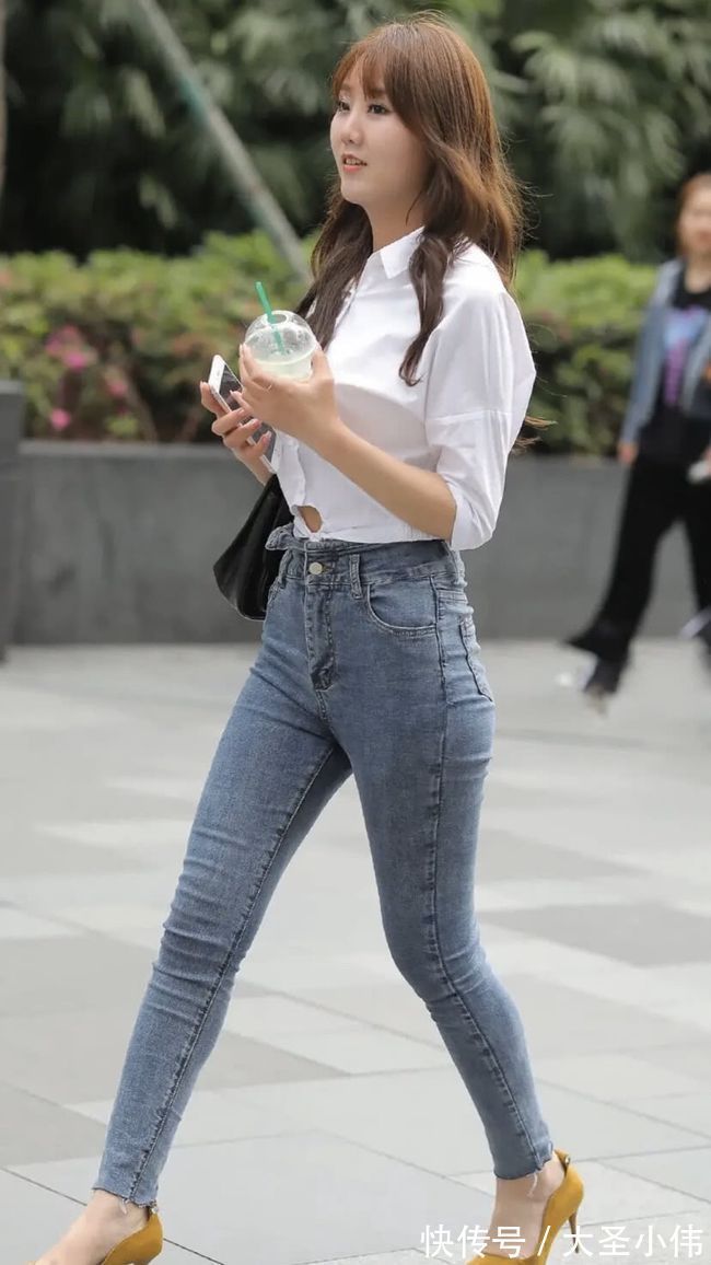 气质|美女街拍:小姐姐笑容甜美,穿紧身牛仔裤展现出的纤细腰身,气质很温柔