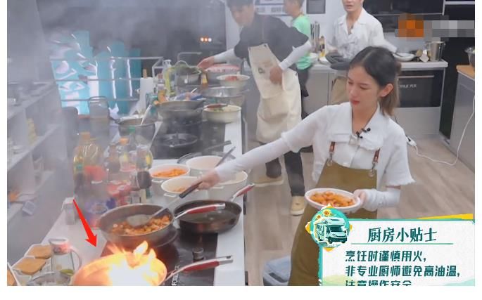 黃曉明|千萬(wàn)不能讓黃曉明下廚，廚房都差點(diǎn)燃起來(lái)了，嚇壞了周也！