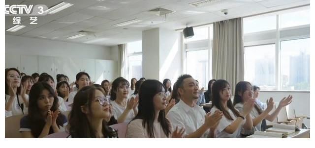 晚会|尼格买提：用奔赴之心来报国，喜提国庆晚会上唯一一个央视主持人