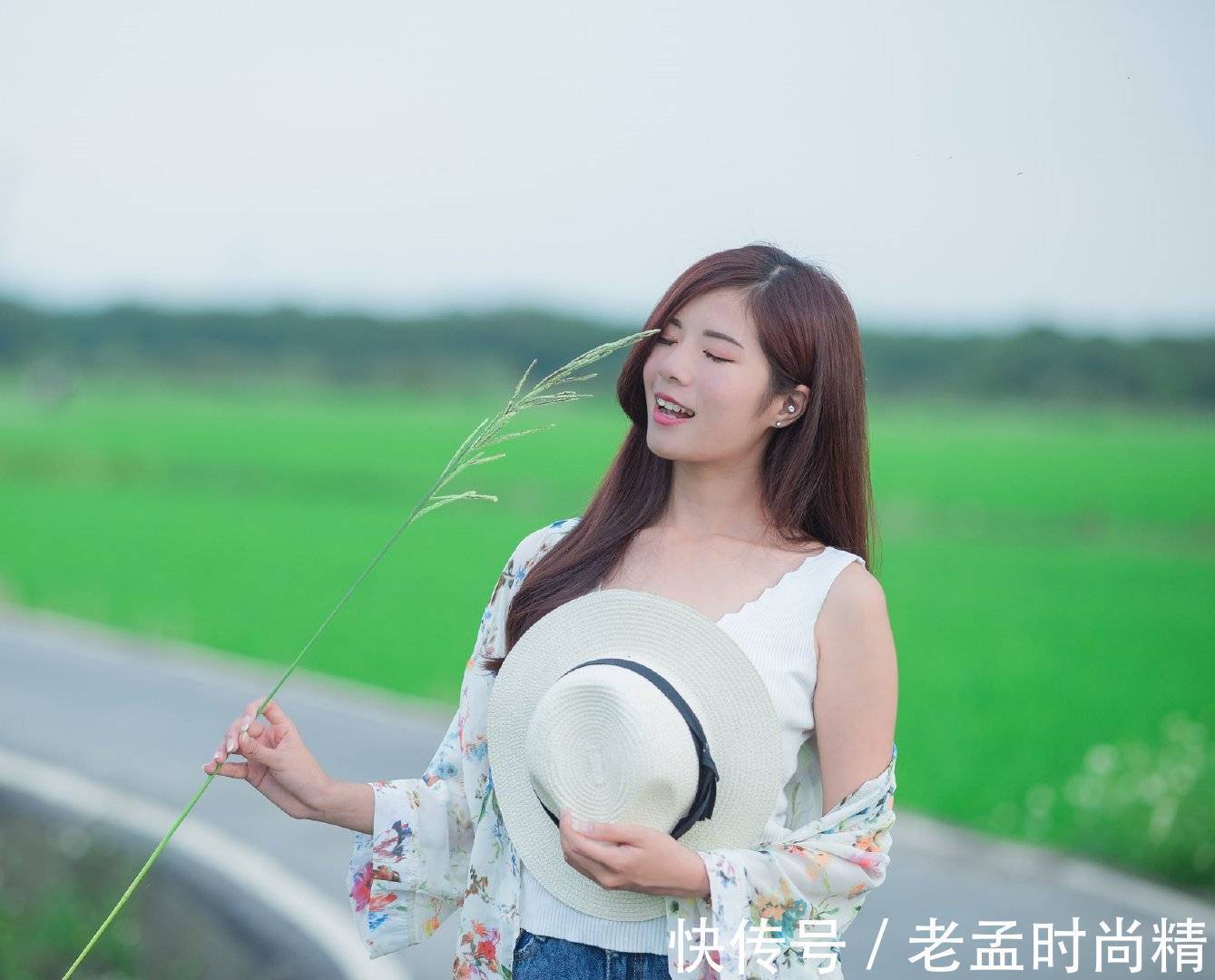 牛仔短裤 一件白色的背心搭配牛仔短裤,清凉又时尚