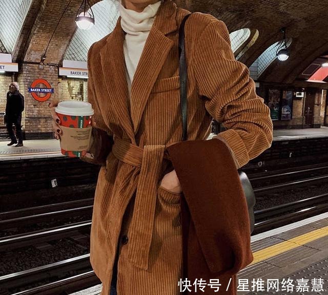西装外套火了一年,最近流行的是“灯芯绒”西装,时髦保暖又气质