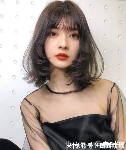 大弯 三四十岁女人发量非常多,适合烫什么发型?试试时髦减龄的弯弯烫