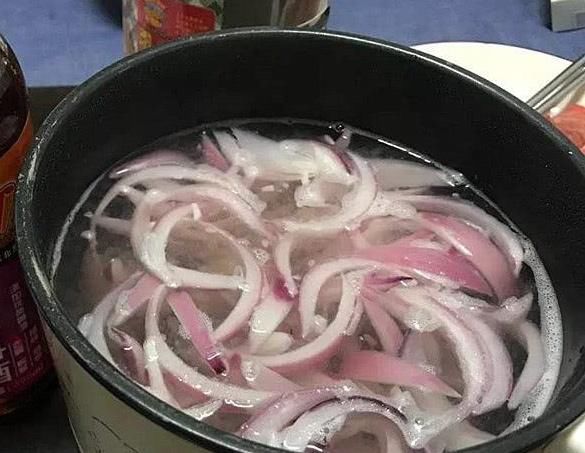 睡前若喝一碗“洋葱煮水”，不出一个月，4件喜事或许会不请自来