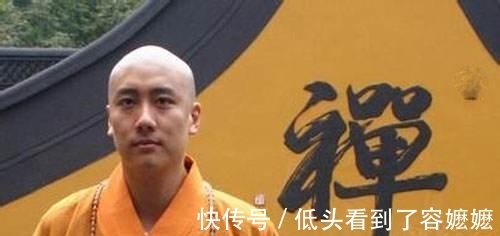 对联$才女出一对联嘲笑和尚, 和尚随口对出下联, 便让才女气得脸红