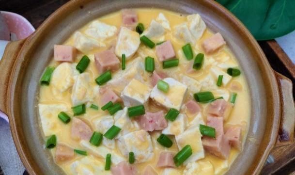 咸蛋黄豆腐煲,汤汁金黄浓郁,豆腐嫩滑,看着都流口水