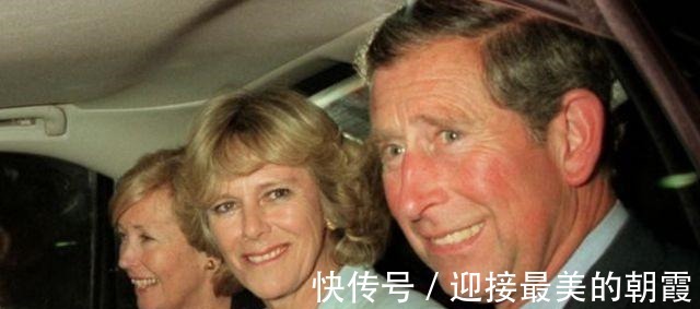 蛇形项链 卡米拉的蛇形项链20年前做情人时查尔斯送的,蛇蝎气质一目了然