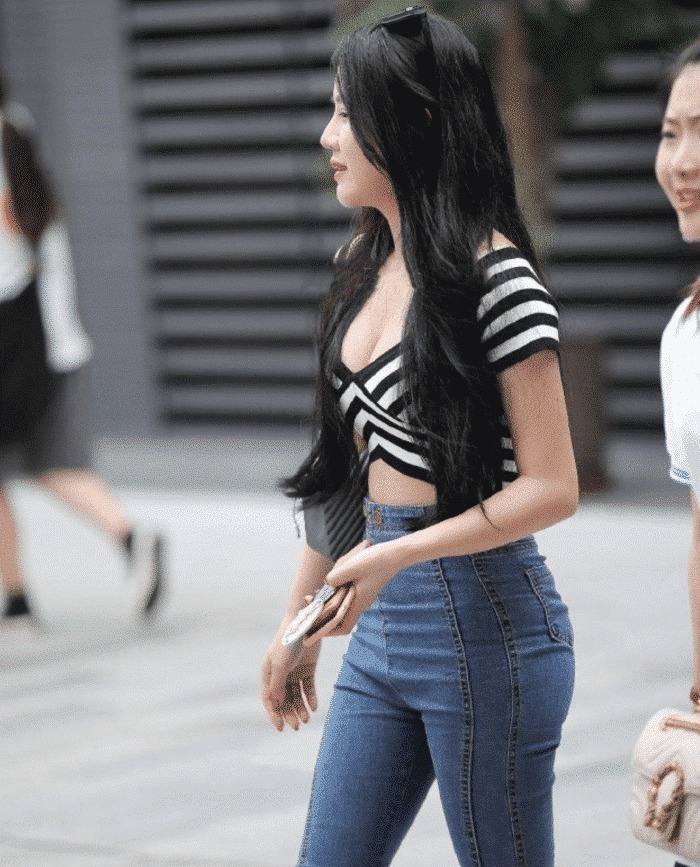 街拍只要气质好,穿什么样的衣服都还是很好看