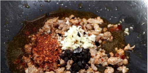 教你麻婆豆腐的家常做法,色泽红亮,豆腐嫩滑不碎,配米饭太香了