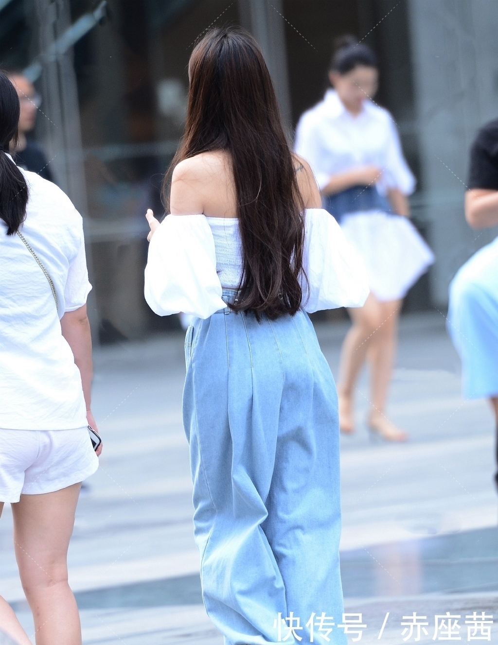 气质女生的阔腿裤穿搭示范,不同的面料,展现出了不一样的时尚美