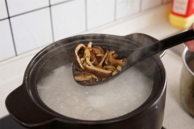 板栗香菇鸡|天冷了,这粥我家每天一碗,营养好喝又抗冻,暖暖和和过冬天