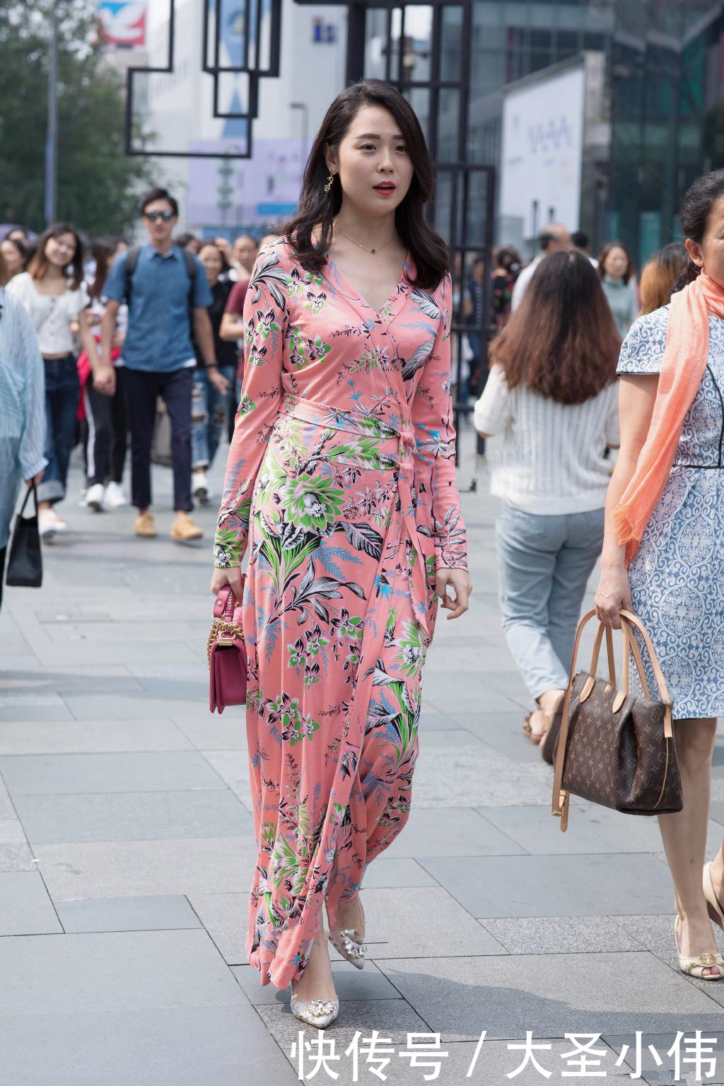 小姐姐|美女街拍小姐姐穿浅红色长裙,显得活力感还有十足生机盎然美