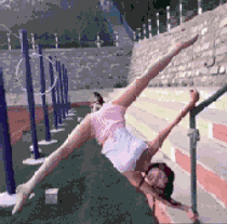 |搞笑趣图:为了给闺蜜拍个照,妹子也是够拼了