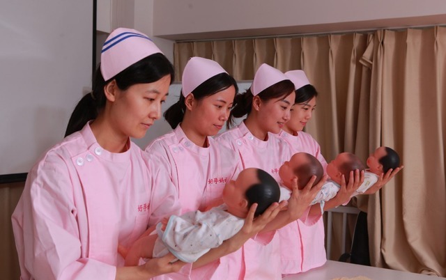 舅舅|宝妈生下萌娃,爸爸舅舅化身“熊大熊二”憨式抱娃,网友:太真实