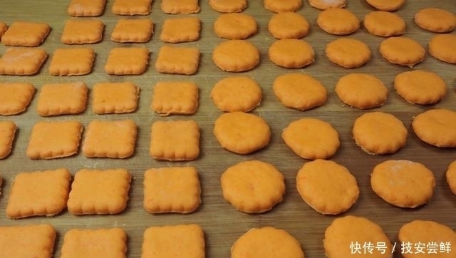 做法|家里小孩不爱吃胡萝卜,把它换个做法,出锅孩子抢着吃,解馋