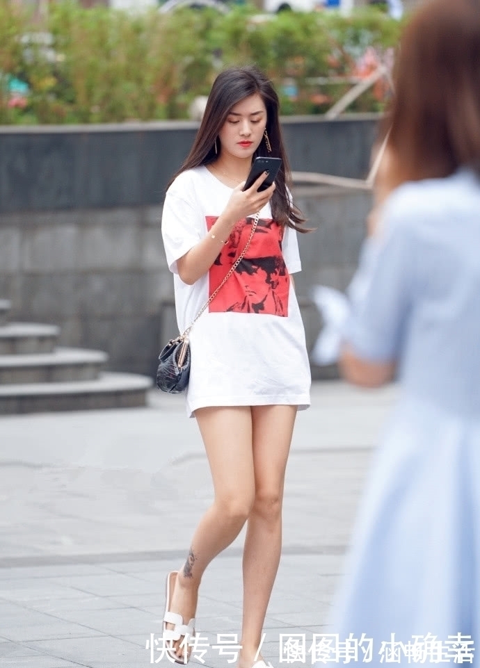 紧身|街拍:女孩穿着紧身短裙,一头黑色长发,有种邻家女孩的气质!