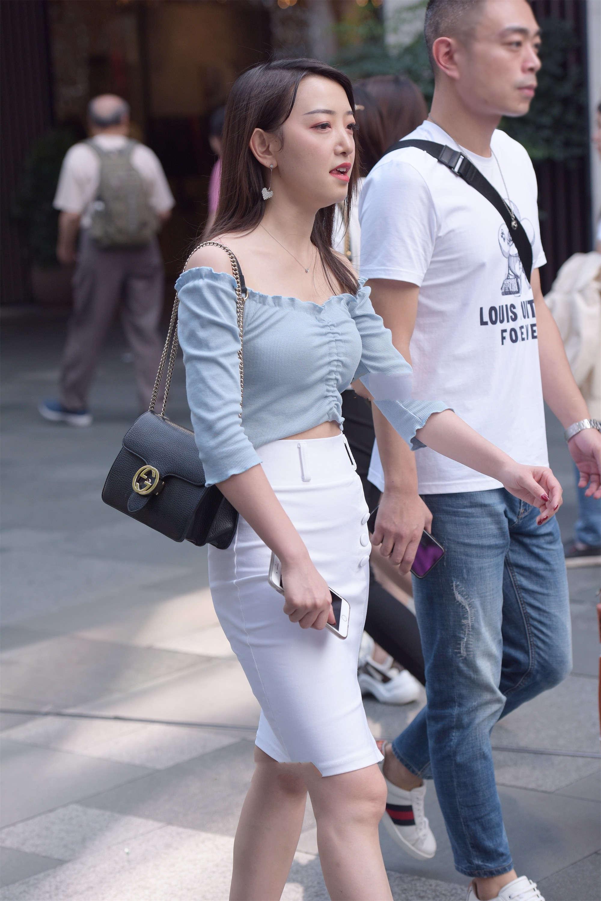 针织|一字领蓝色针织搭配白色裙子, 清新大方, 温柔干净